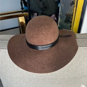 Nordstrom's ladies wool hat
NWT
Beautiful brown color